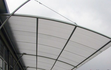 Pergola con amarres para su sostenimiento.